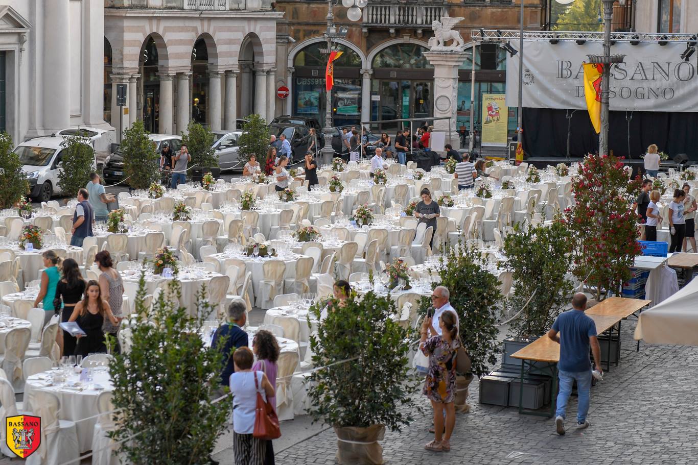 BASSANO DA SOGNO E’ SOLD OUT: OLTRE 700 ALLA CENA IN PIAZZA LIBERTA’