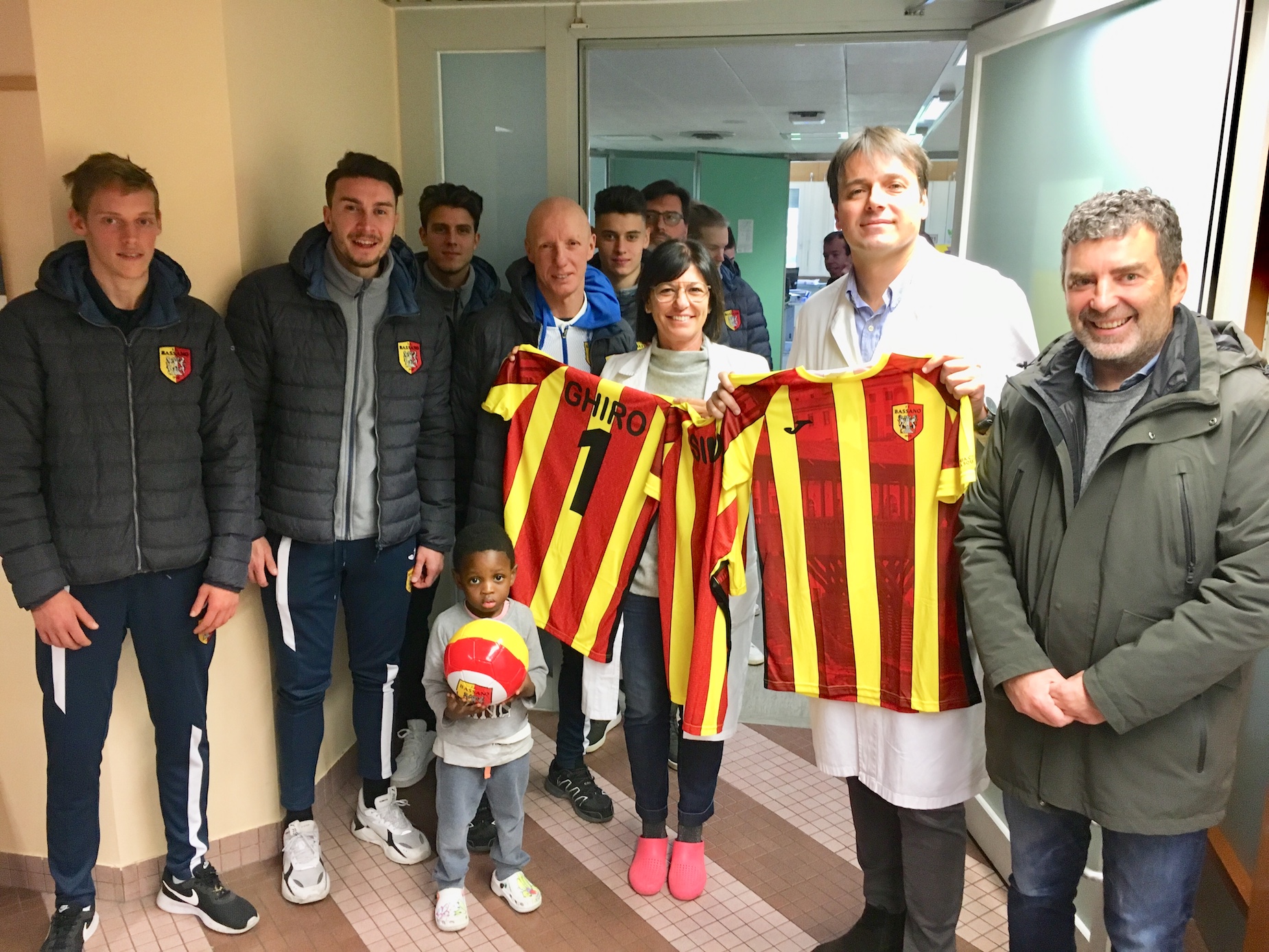 GIALLOROSSI IN CORSIA: MAGLIE E PALLONI PER I PICCOLI DELLA PEDIATRIA﻿